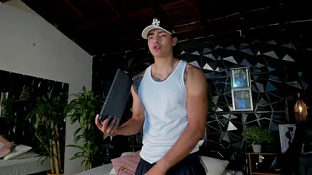 Snapshot of elliot_colton chatting on June 15, 7:05 pm elliot colton online show from June 15, 7:05 pm