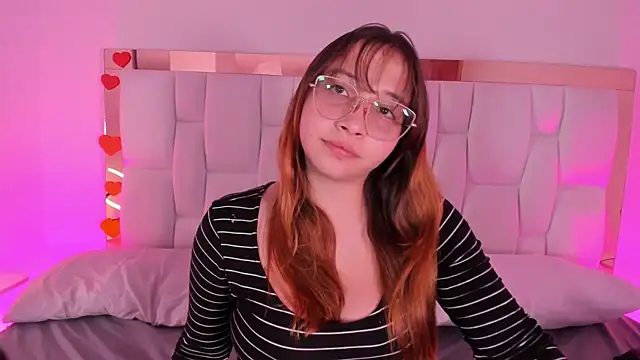 Snapshot of AliciaWhite_nt chatting on May 1, 2:38 am AliciaWhite nt online show from May 1, 2:38 am