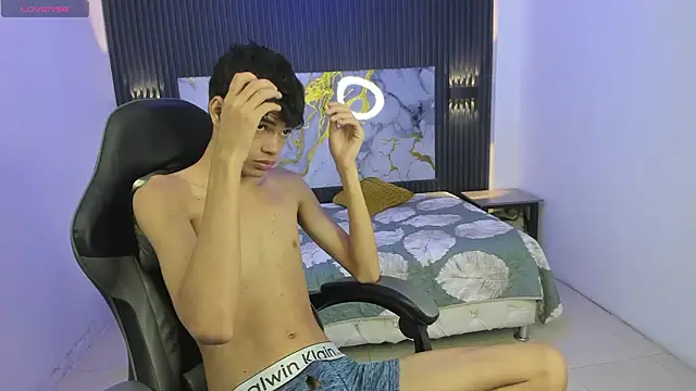 Snapshot of Dark_Desiree18 chatting on February 18, 12:23 pm Dark Desiree18 online show from February 18, 12:23 pm