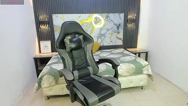 Snapshot of Dark_Desiree18 chatting on February 21, 1:45 pm Dark Desiree18 online show from February 21, 1:45 pm