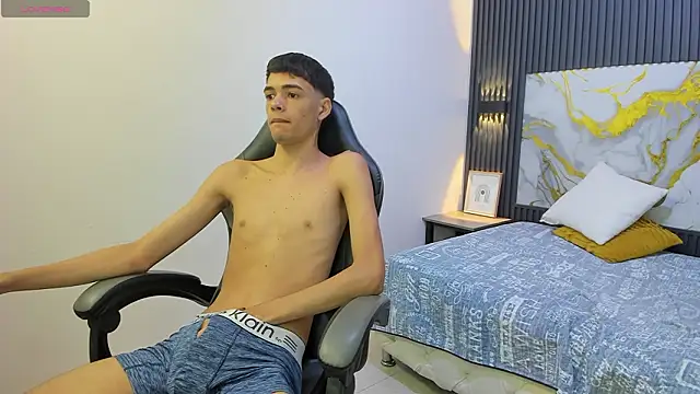 Snapshot of Dark_Desiree18 chatting on February 25, 12:26 pm Dark Desiree18 online show from February 25, 12:26 pm