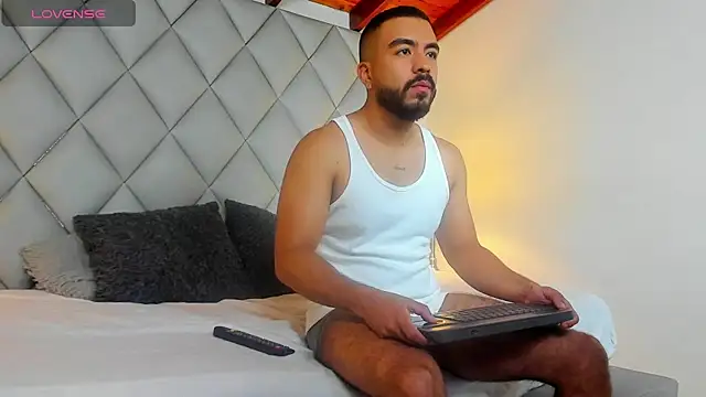 Snapshot of AaronVegaa chatting on January 15, 4:11 pm AaronVegaa online show from January 15, 4:11 pm