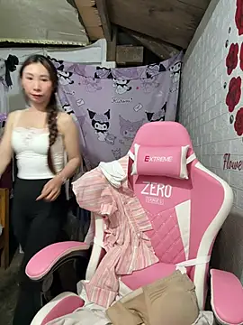 Snapshot of Adela-222 chatting on May 4, 9:16 am Adela-222 online show from May 4, 9:16 am
