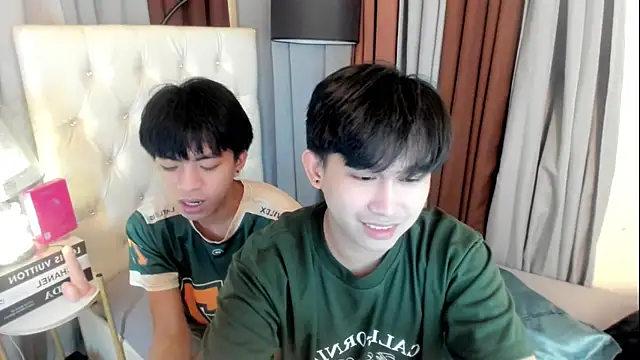 Snapshot of davincihugecock chatting on June 28, 5:30 pm davincihugecock online show from June 28, 5:30 pm