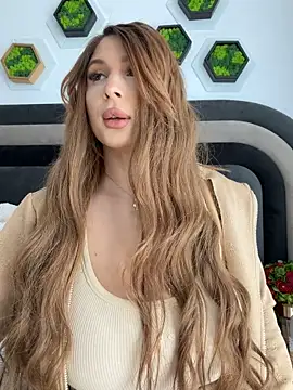 Snapshot of LucyBridgette chatting on May 6, 11:15 am LucyBridgette online show from May 6, 11:15 am