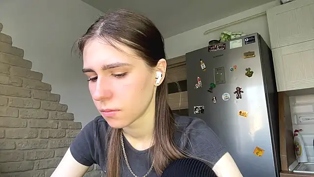 ElsieKuhlmann online show from April 13, 5:13 am