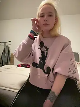 Snapshot of PurpleHazexx chatting on February 19, 9:00 pm PurpleHazexx online show from February 19, 9:00 pm