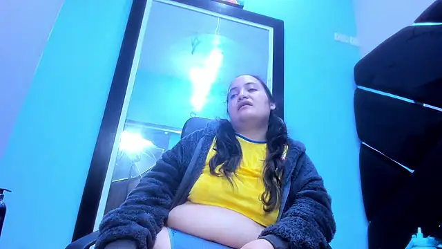 Snapshot of MiaRouss69 chatting on April 30, 5:36 am MiaRouss69 online show from April 30, 5:36 am