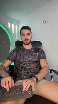 Snapshot of Apolo_lux1 chatting on April 27, 9:35 pm Apolo lux1 online show from April 27, 9:35 pm