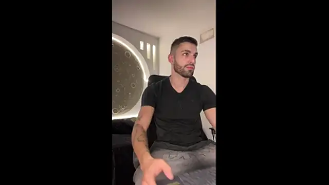 Snapshot of Apolo_lux1 chatting on May 20, 8:04 pm Apolo lux1 online show from May 20, 8:04 pm