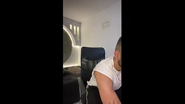 Snapshot of Apolo_lux1 chatting on May 23, 7:51 pm Apolo lux1 online show from May 23, 7:51 pm