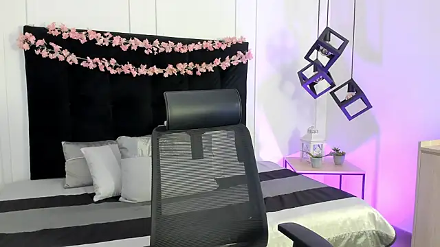 Abriil cutee online show from April 4, 2:03 pm