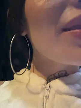 Snapshot of lizz_lunna chatting on April 22, 3:42 am lizz lunna online show from April 22, 3:42 am
