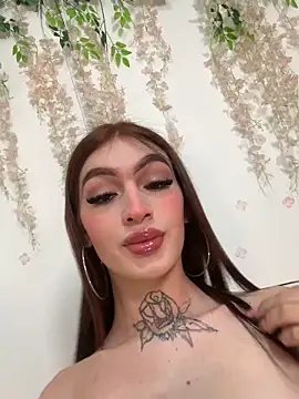Snapshot of lizz_lunna chatting on May 13, 9:00 pm lizz lunna online show from May 13, 9:00 pm