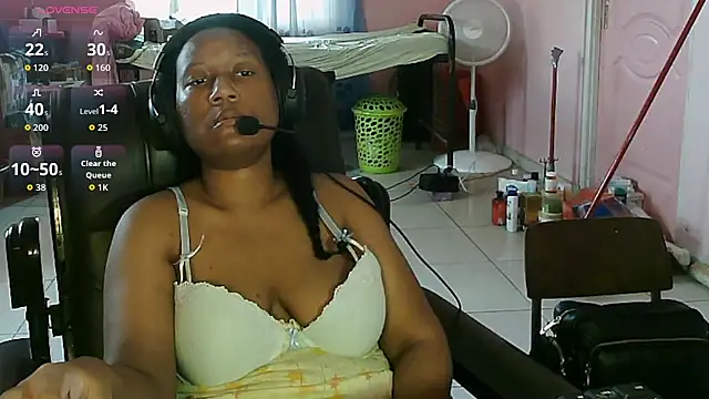 Snapshot of Eirondra_valeen chatting on May 24, 3:28 pm Eirondra valeen online show from May 24, 3:28 pm