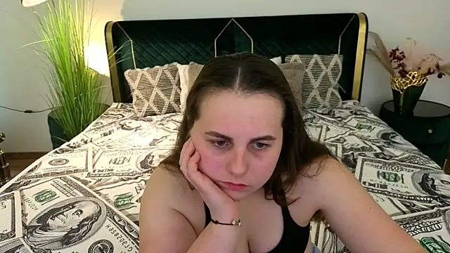 Snapshot of MikaFoxy chatting on April 27, 6:11 am MikaFoxy online show from April 27, 6:11 am