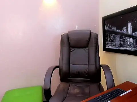 Oswalldo   online show from March 16, 11:25 am