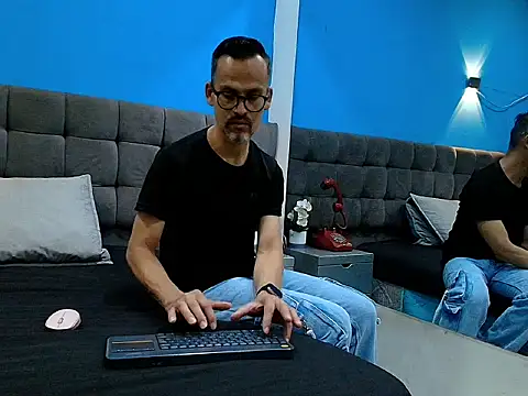 Oswalldo   online show from April 9, 11:15 am