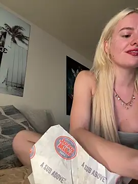 Snapshot of blondebunny999_999 chatting on May 8, 10:04 pm blondebunny999 999 online show from May 8, 10:04 pm