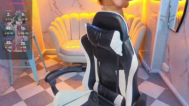 Clhoe b online show from April 11, 8:13 pm