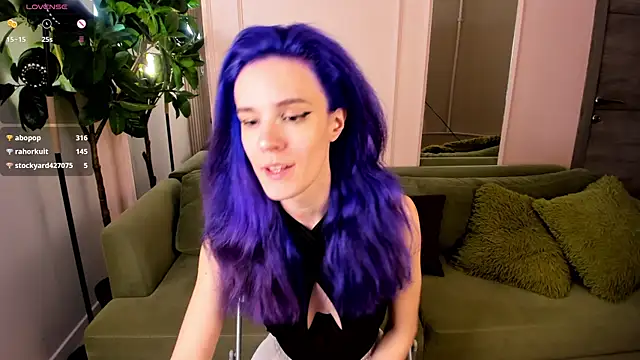 Snapshot of AuraLaunni chatting on May 16, 6:43 am AuraLaunni online show from May 16, 6:43 am