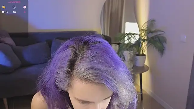 Snapshot of AuraLaunni chatting on July 7, 7:34 am AuraLaunni online show from July 7, 7:34 am