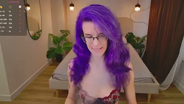 Snapshot of AuraLaunni chatting on July 21, 7:32 am AuraLaunni online show from July 21, 7:32 am
