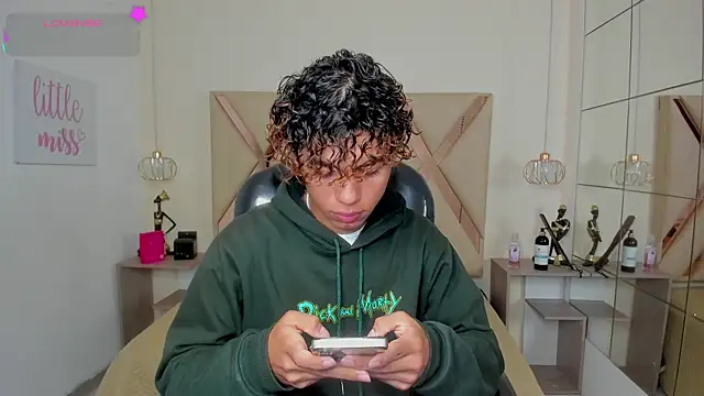 Snapshot of Anyelo_Twink chatting on June 27, 4:17 am Anyelo Twink online show from June 27, 4:17 am
