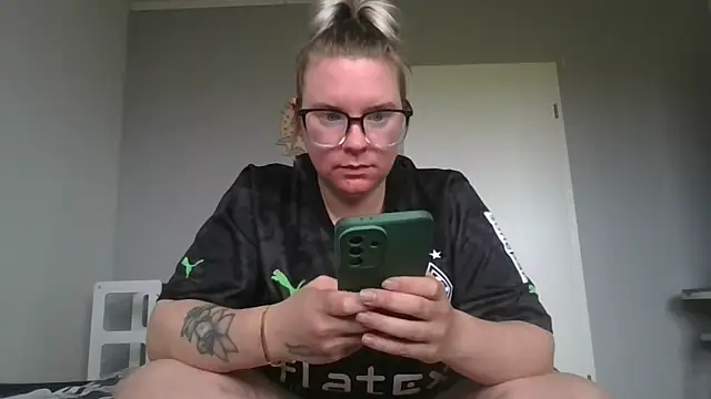 Snapshot of MinchenBienchen98 chatting on February 10, 10:52 am MinchenBienchen98 online show from February 10, 10:52 am