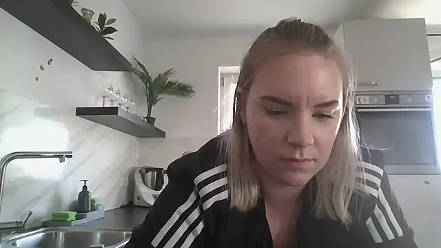 Snapshot of MinchenBienchen98 chatting on February 26, 3:00 pm MinchenBienchen98 online show from February 26, 3:00 pm