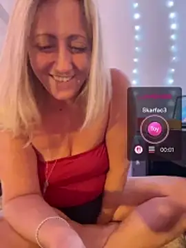 Snapshot of FoxyMillie chatting on June 15, 7:10 am FoxyMillie online show from June 15, 7:10 am