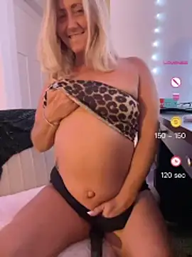 Snapshot of FoxyMillie chatting on June 18, 4:02 am FoxyMillie online show from June 18, 4:02 am
