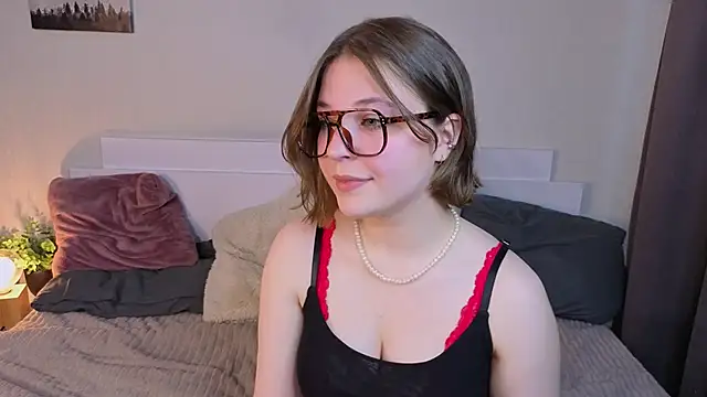 Snapshot of Next2Marie chatting on May 6, 6:19 am Next2Marie online show from May 6, 6:19 am