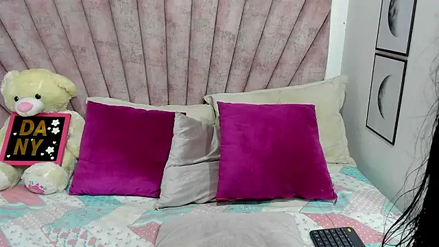 Snapshot of danibellucii_ chatting on February 25, 3:38 am danibellucii online show from February 25, 3:38 am