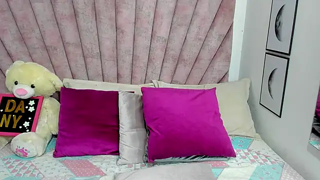 Snapshot of danibellucii_ chatting on March 2, 2:58 am danibellucii online show from March 2, 2:58 am