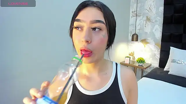 emily clarkk  online show from March 4, 7:53 pm