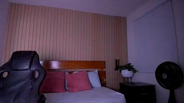 emma hiltonn  online show from March 12, 2:50 am