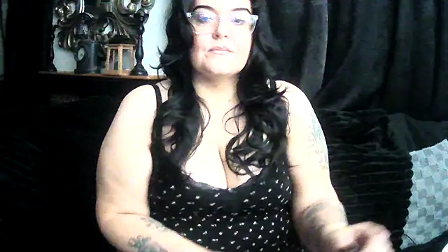 Snapshot of Miss_CurvesXXX chatting on February 10, 6:06 am Miss CurvesXXX online show from February 10, 6:06 am