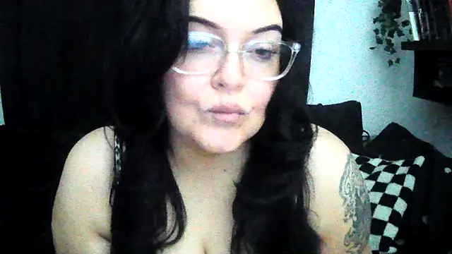 Snapshot of Miss_CurvesXXX chatting on February 11, 6:18 am Miss CurvesXXX online show from February 11, 6:18 am