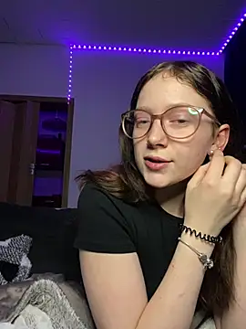 YoungLisaa18 online show from February 2, 7:45 pm