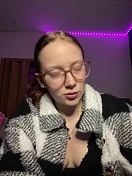 YoungLisaa18 online show from February 17, 8:15 pm