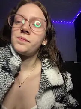 YoungLisaa18 online show from February 19, 7:43 pm