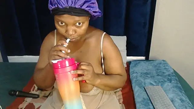 Cutebootyxx online show from February 13, 11:56 pm