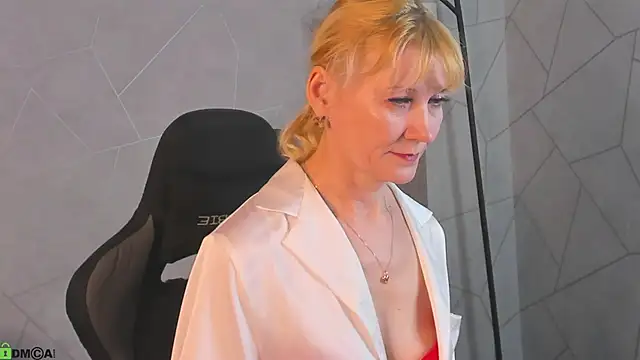 Snapshot of Julie_Lucas chatting on April 21, 12:34 am Julie Lucas online show from April 21, 12:34 am