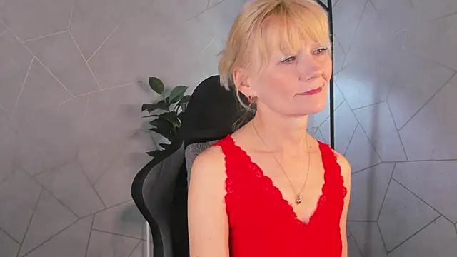 Snapshot of Julie_Lucas chatting on May 14, 12:06 am Julie Lucas online show from May 14, 12:06 am