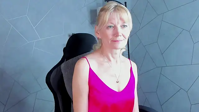 Snapshot of Julie_Lucas chatting on May 17, 11:56 pm Julie Lucas online show from May 17, 11:56 pm