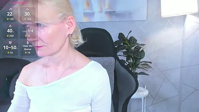 Snapshot of Julie_Lucas chatting on May 29, 12:08 am Julie Lucas online show from May 29, 12:08 am