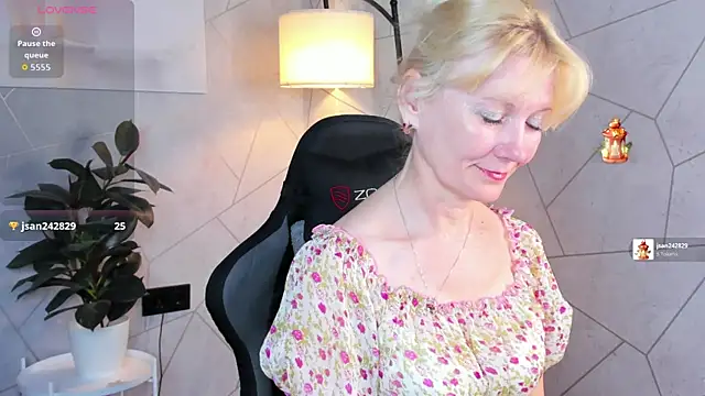 Snapshot of Julie_Lucas chatting on June 2, 12:23 am Julie Lucas online show from June 2, 12:23 am
