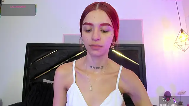 Snapshot of april_jones05 chatting on May 21, 11:06 am april jones05 online show from May 21, 11:06 am