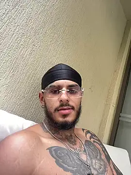 Snapshot of liyamjunior chatting on February 8, 3:59 pm liyamjunior online show from February 8, 3:59 pm